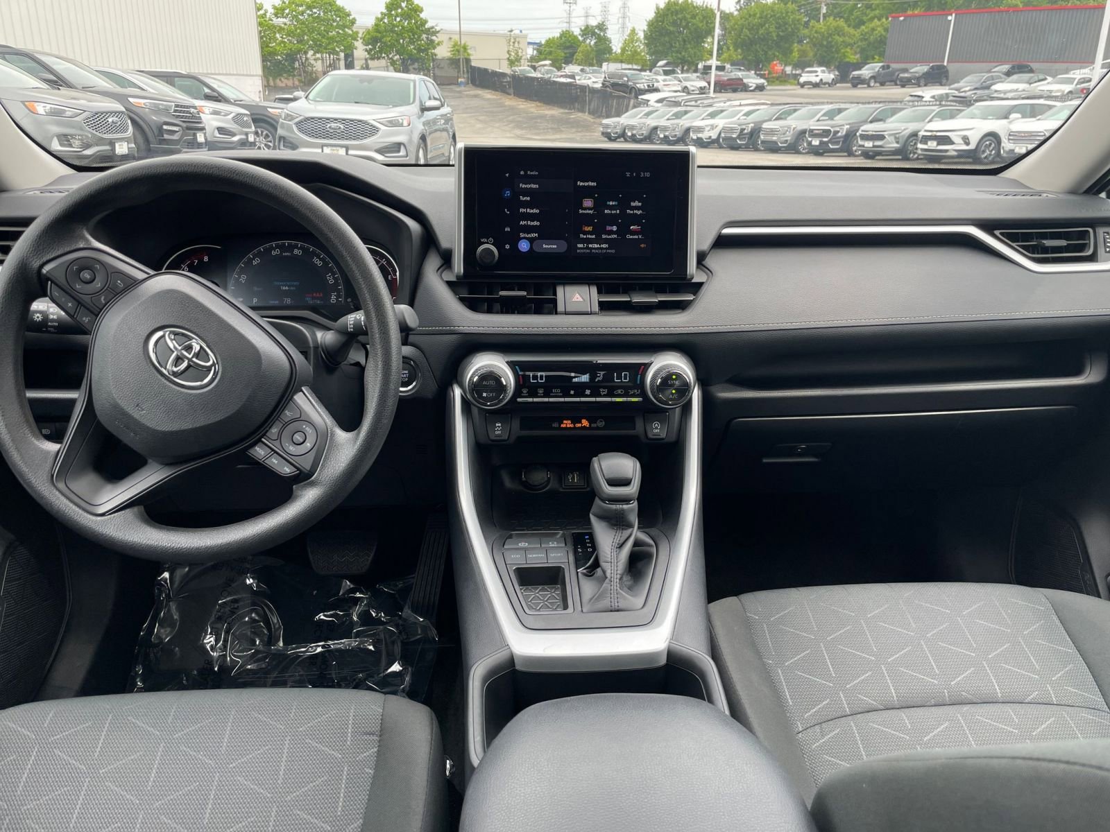 2024 Toyota RAV4 XLE 34