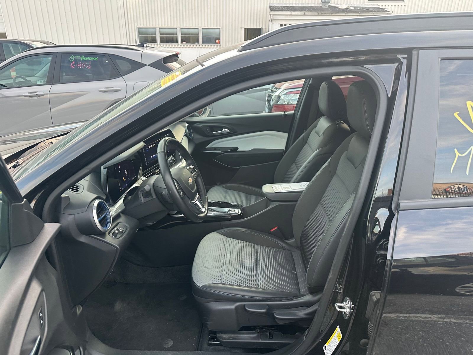 Thumbnail: 2025 Chevrolet Trax - 8