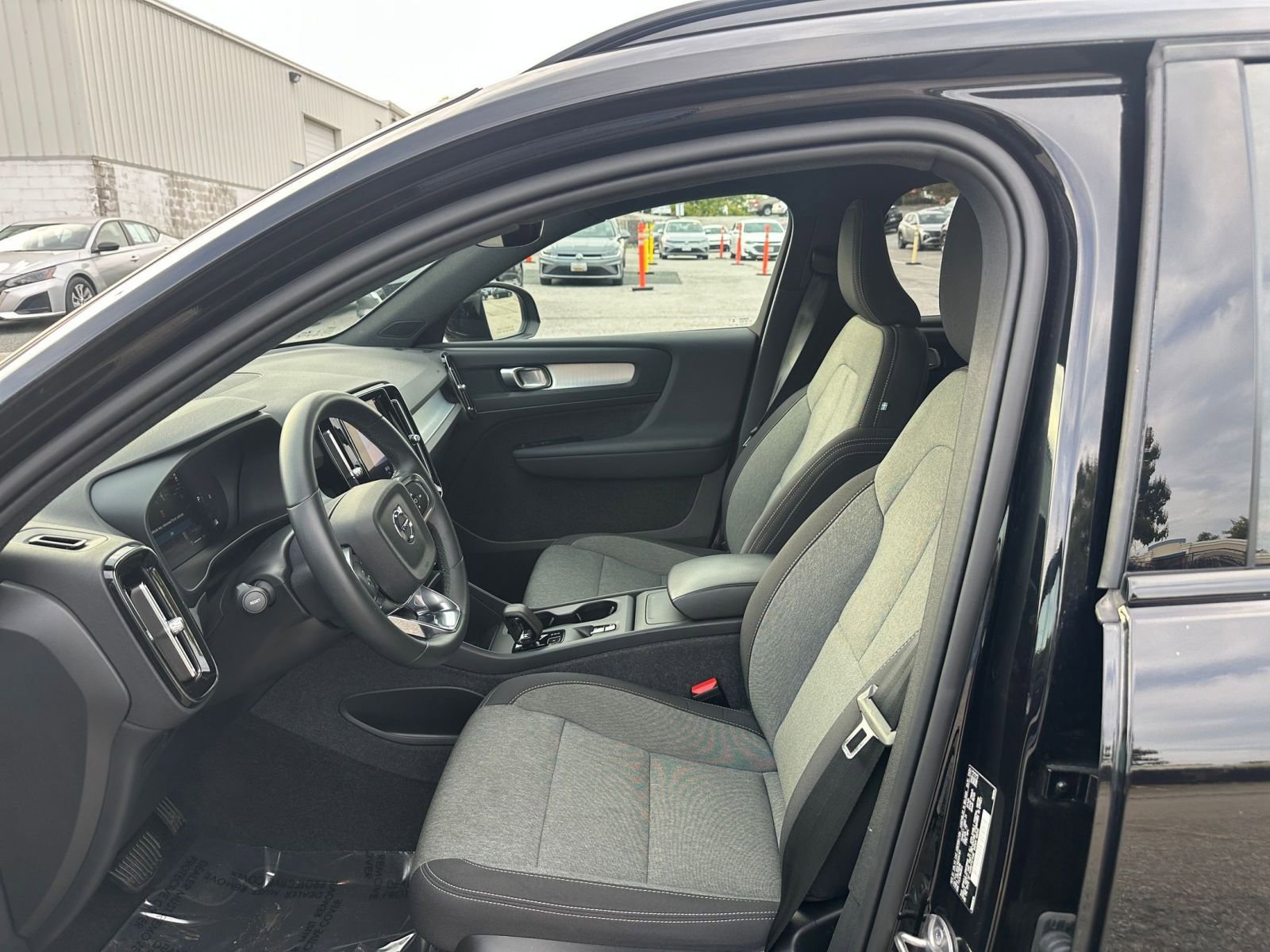 Thumbnail: 2024 Volvo XC40 - 27