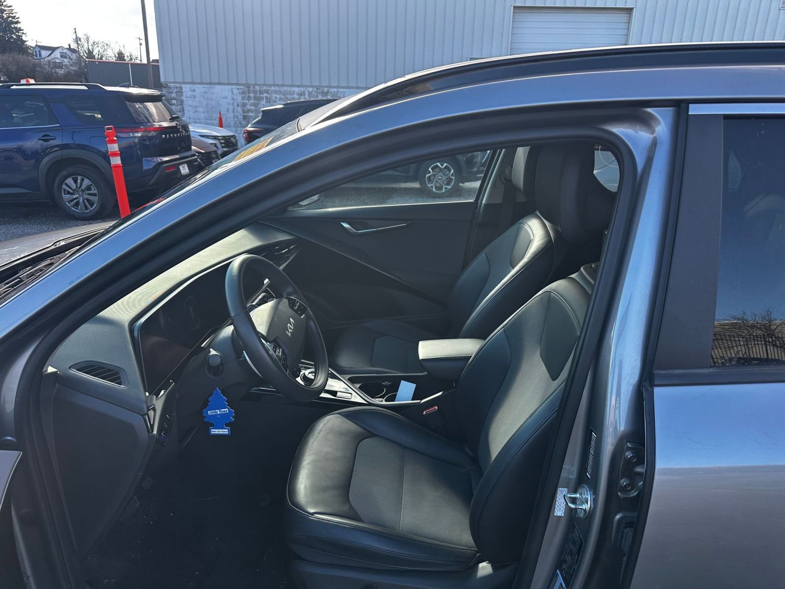 Thumbnail: 2023 Kia Niro - 7