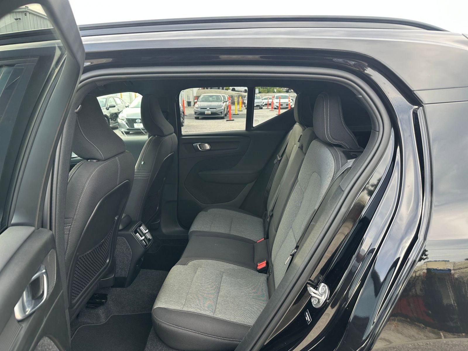 Thumbnail: 2024 Volvo XC40 - 25