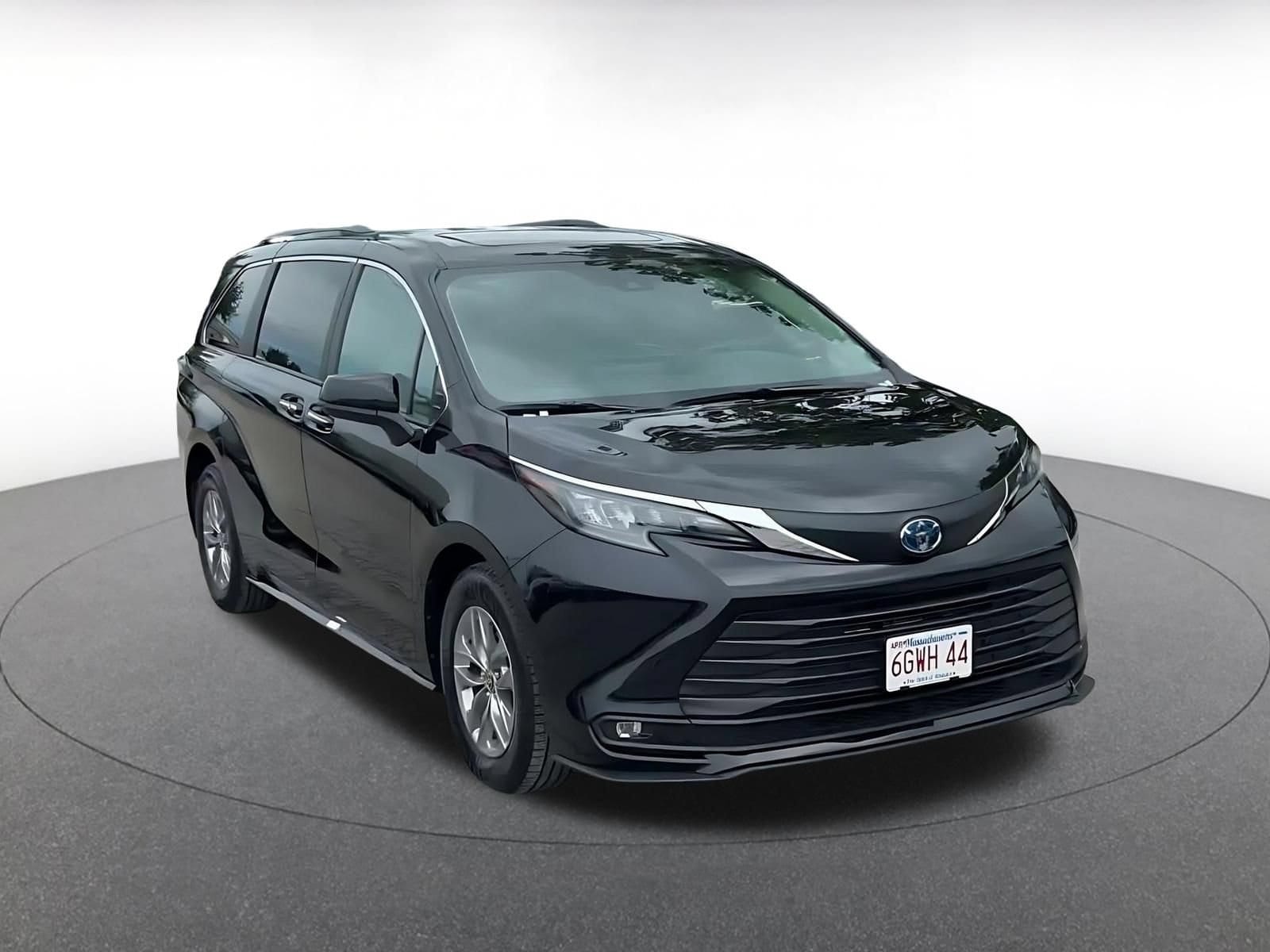 Thumbnail: 2025 Toyota Sienna - 3