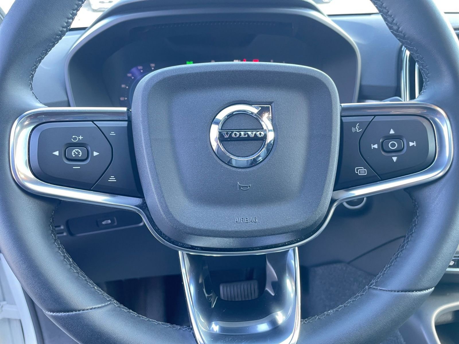 Thumbnail: 2024 Volvo XC40 - 28