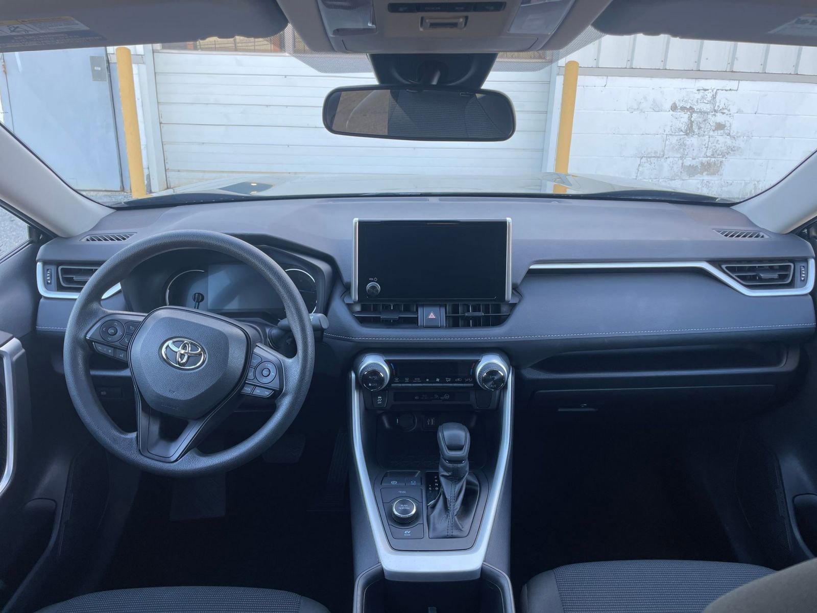 Thumbnail: 2025 Toyota RAV4 - 32