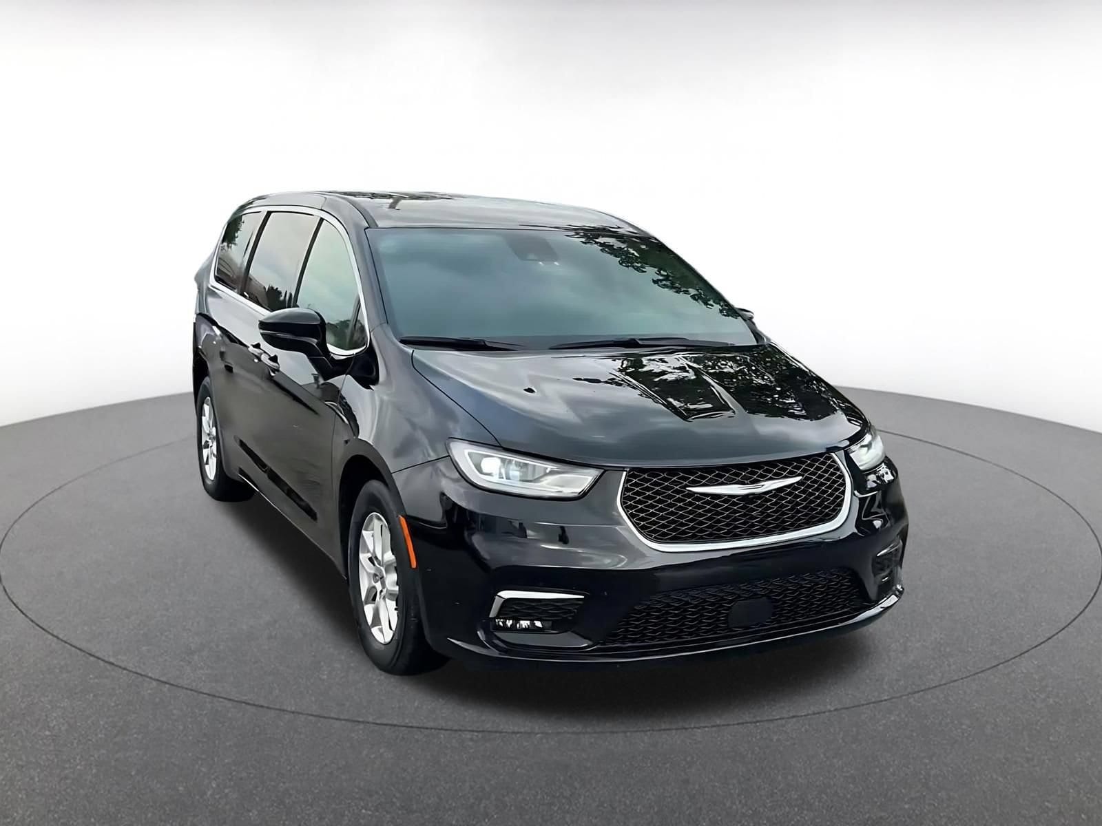 Thumbnail: 2025 Chrysler Pacifica - 3