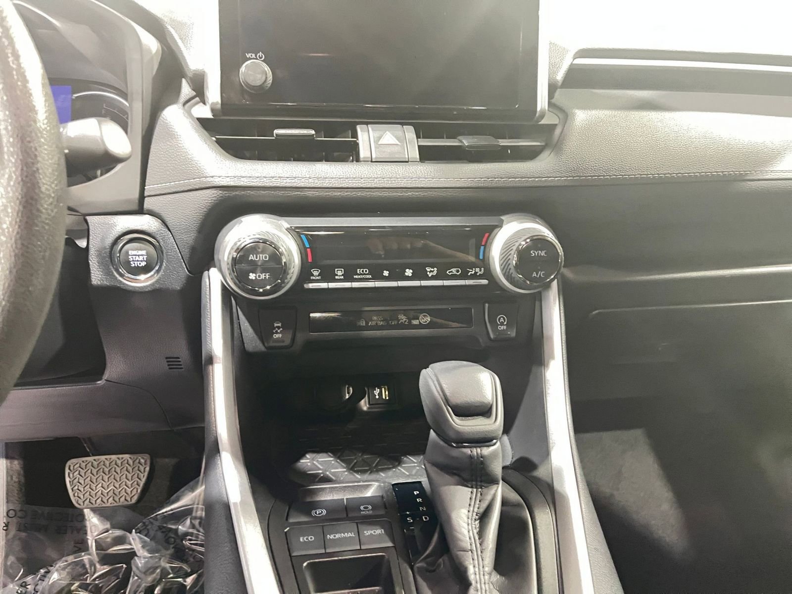 2024 Toyota RAV4 XLE 18