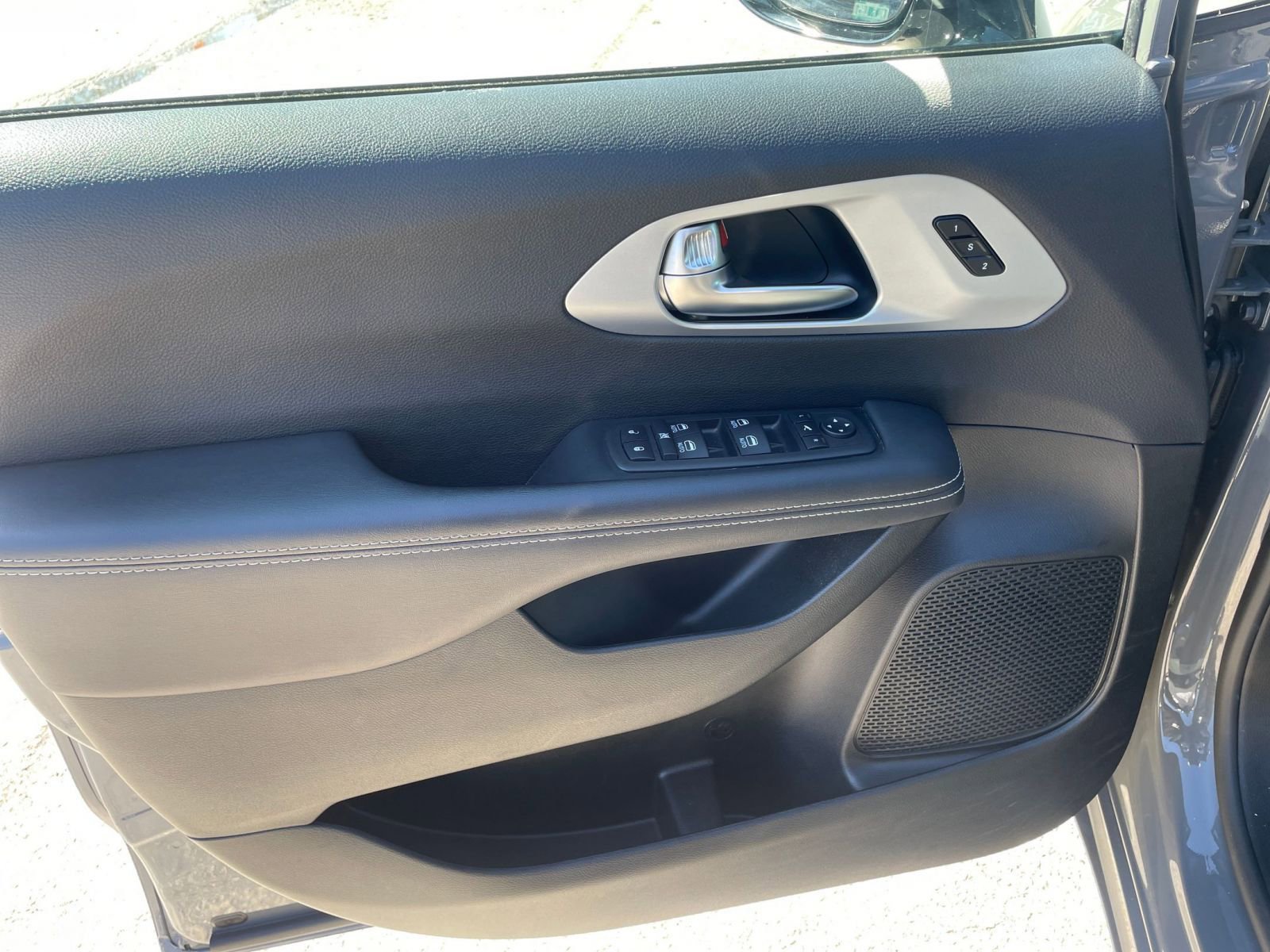 Thumbnail: 2025 Chrysler Pacifica - 18