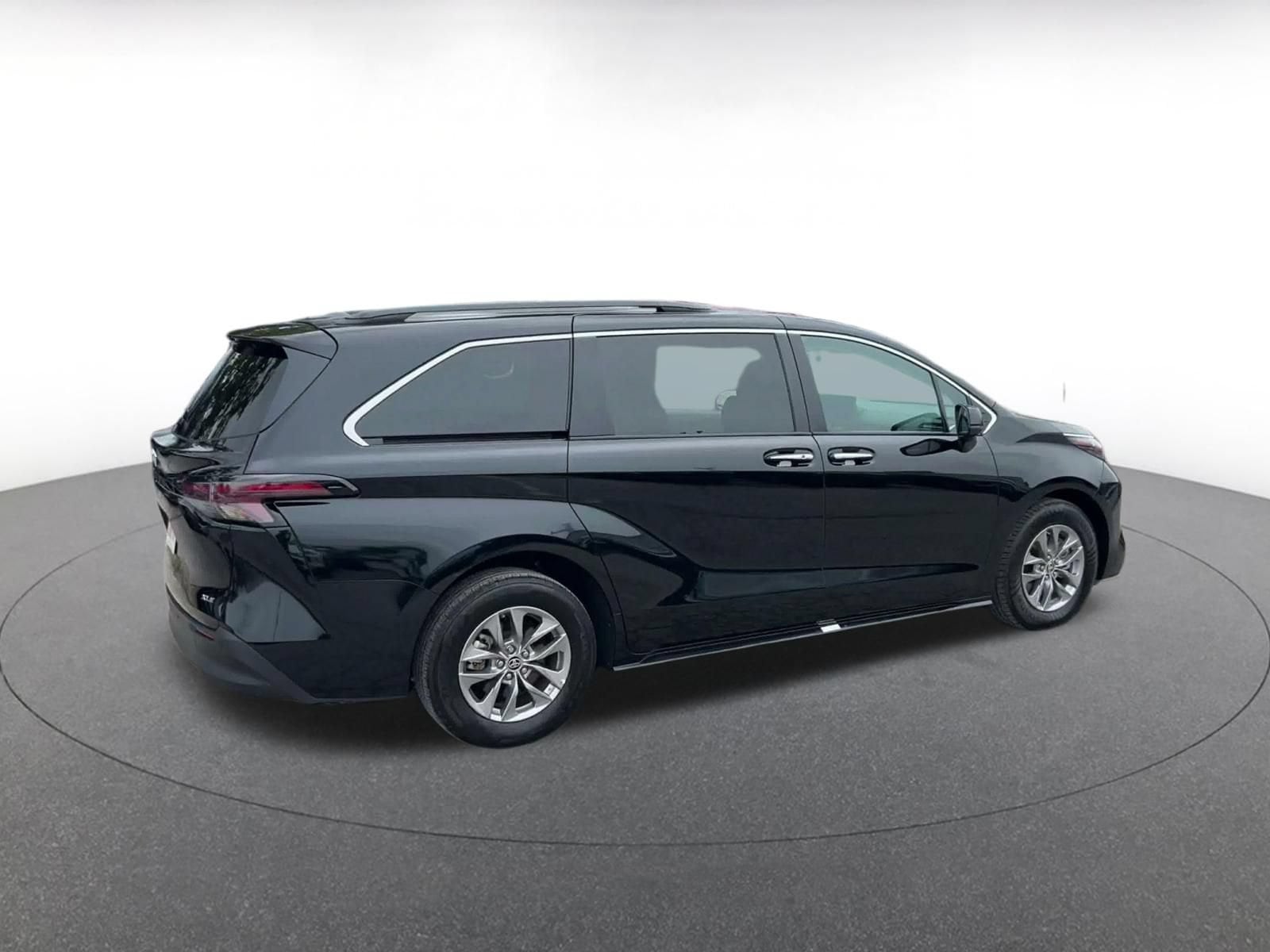 Thumbnail: 2025 Toyota Sienna - 13
