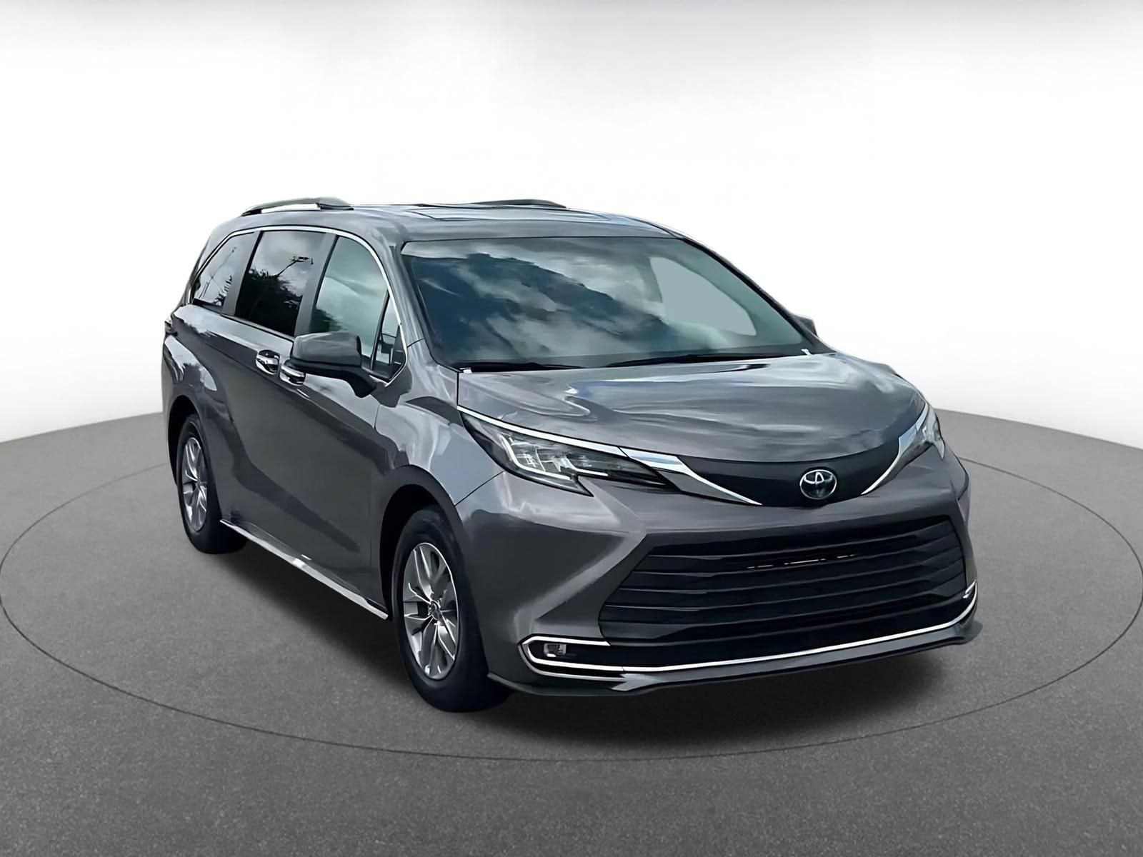 Thumbnail: 2023 Toyota Sienna - 3
