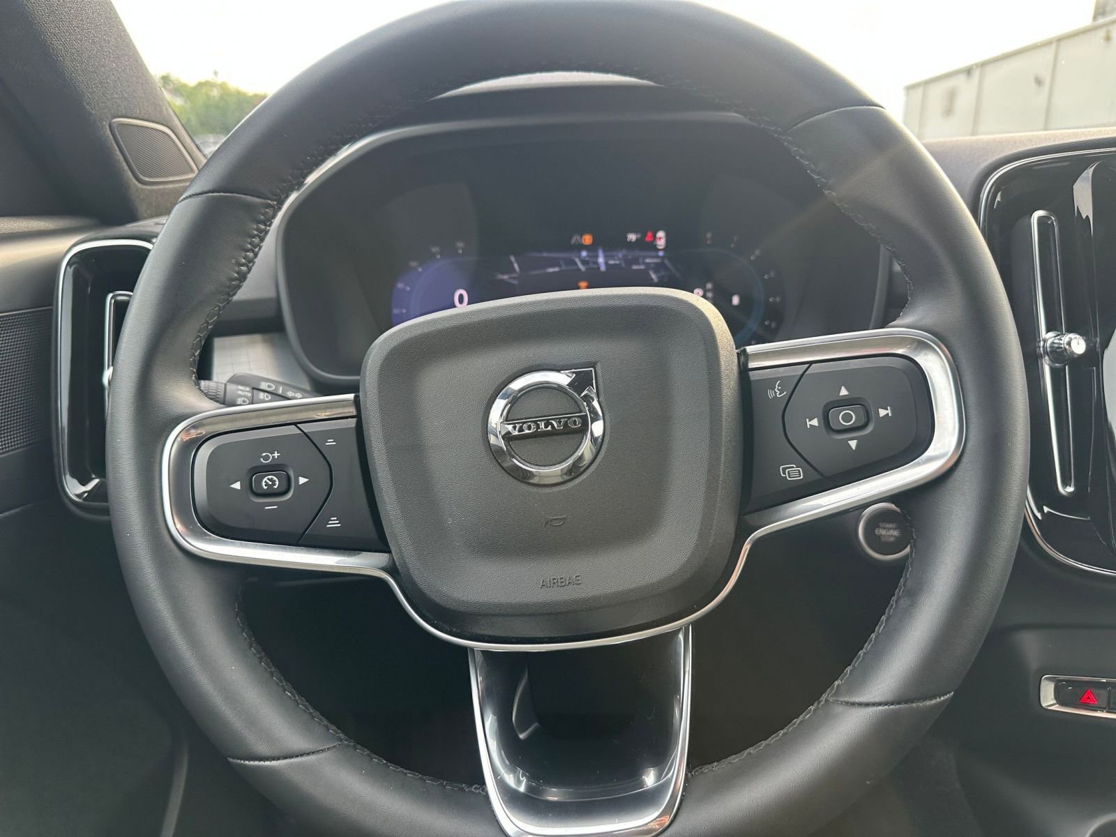 Thumbnail: 2024 Volvo XC40 - 28