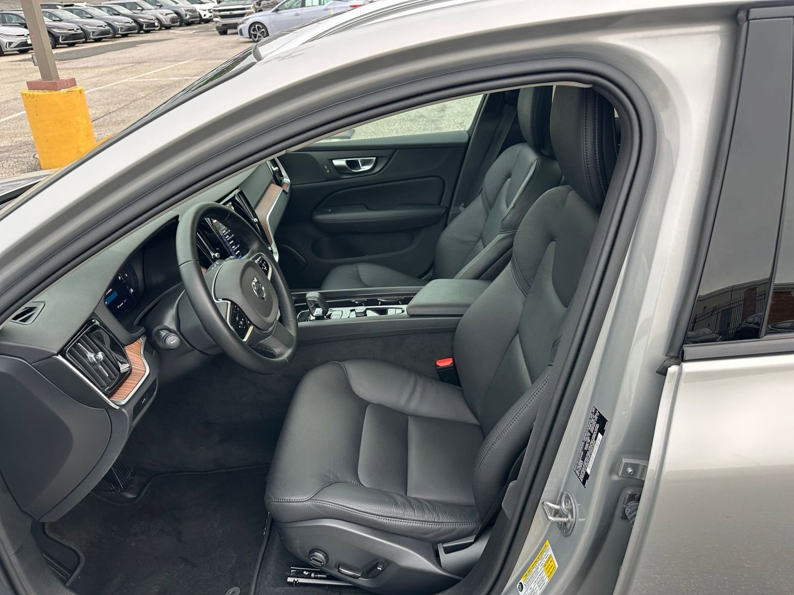 Thumbnail: 2025 Volvo S60 - 25