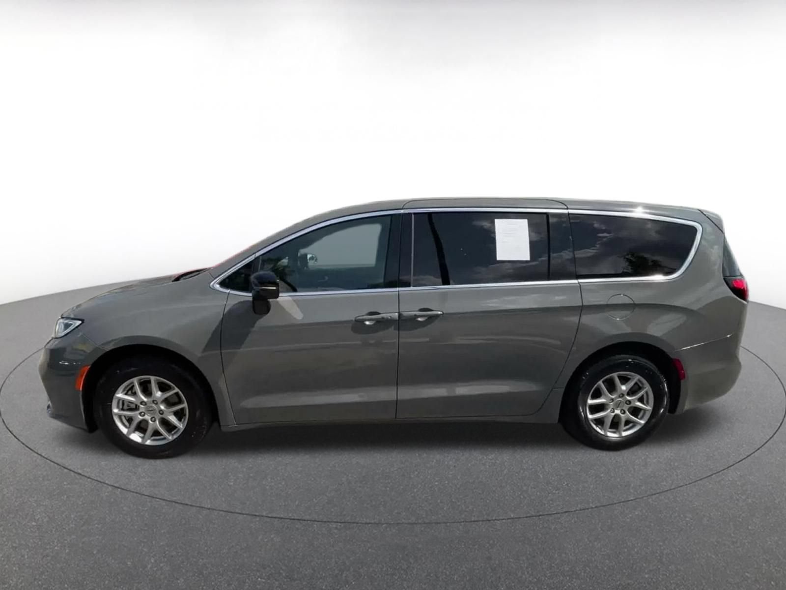 Thumbnail: 2025 Chrysler Pacifica - 9