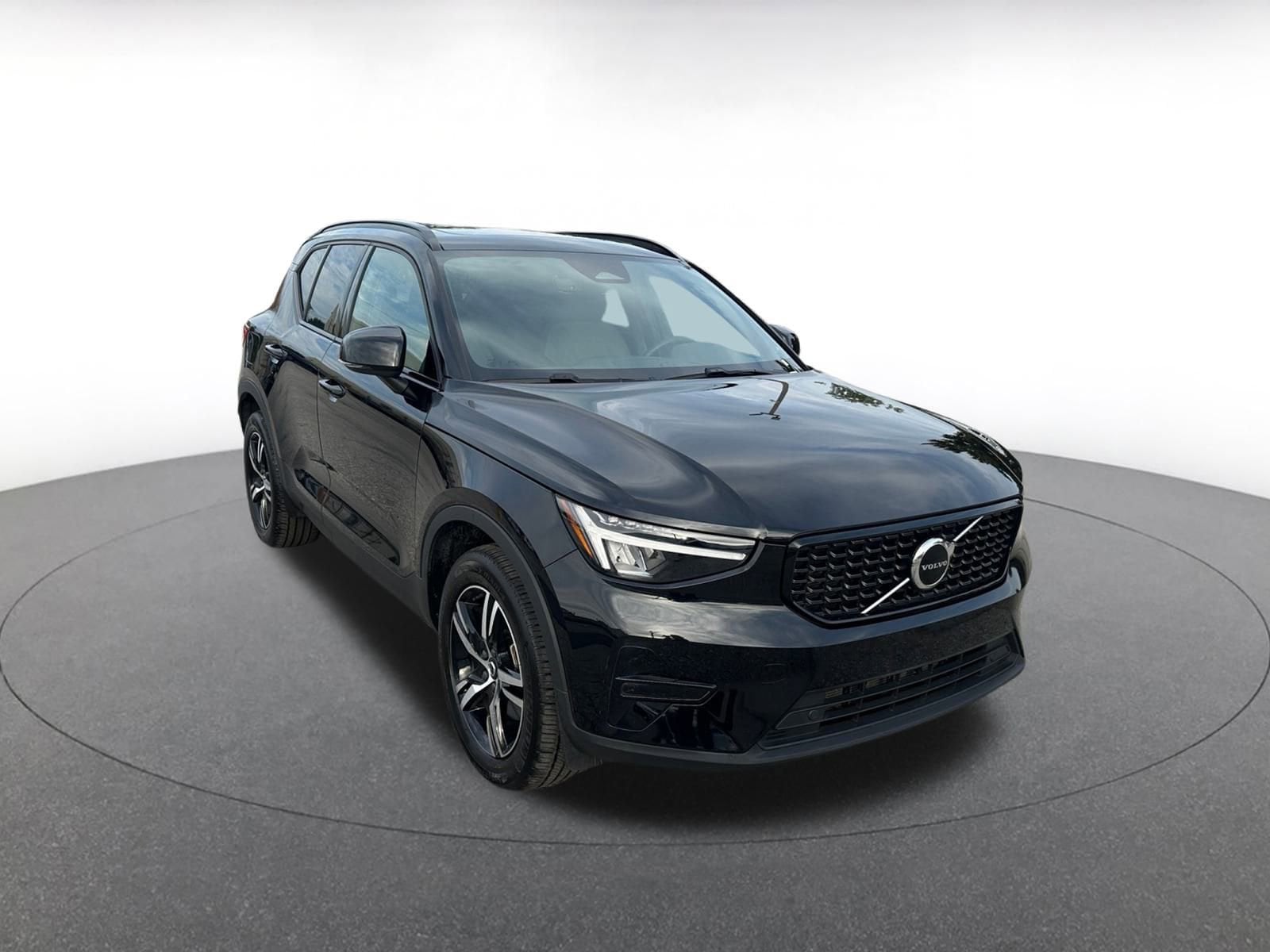Thumbnail: 2024 Volvo XC40 - 1
