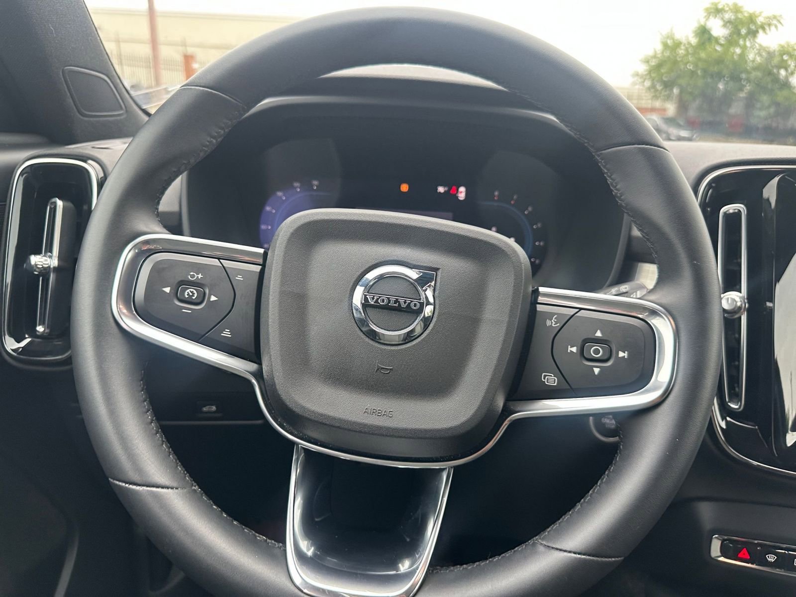 Thumbnail: 2024 Volvo XC40 - 28