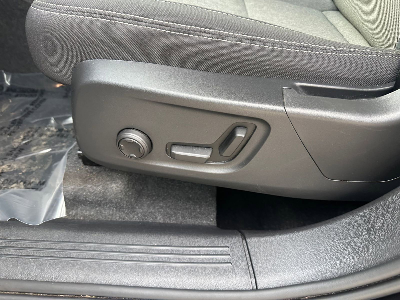 Thumbnail: 2024 Volvo XC40 - 23