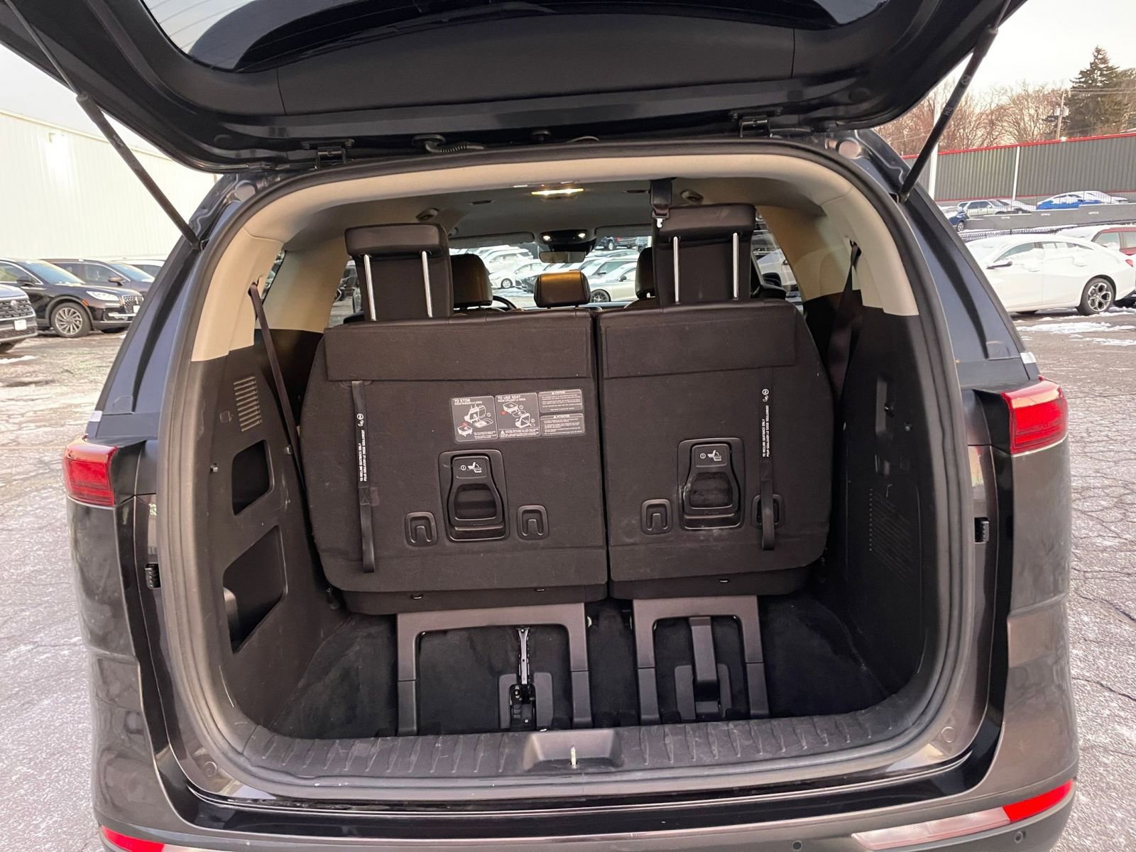 Thumbnail: 2023 Kia Carnival - 31