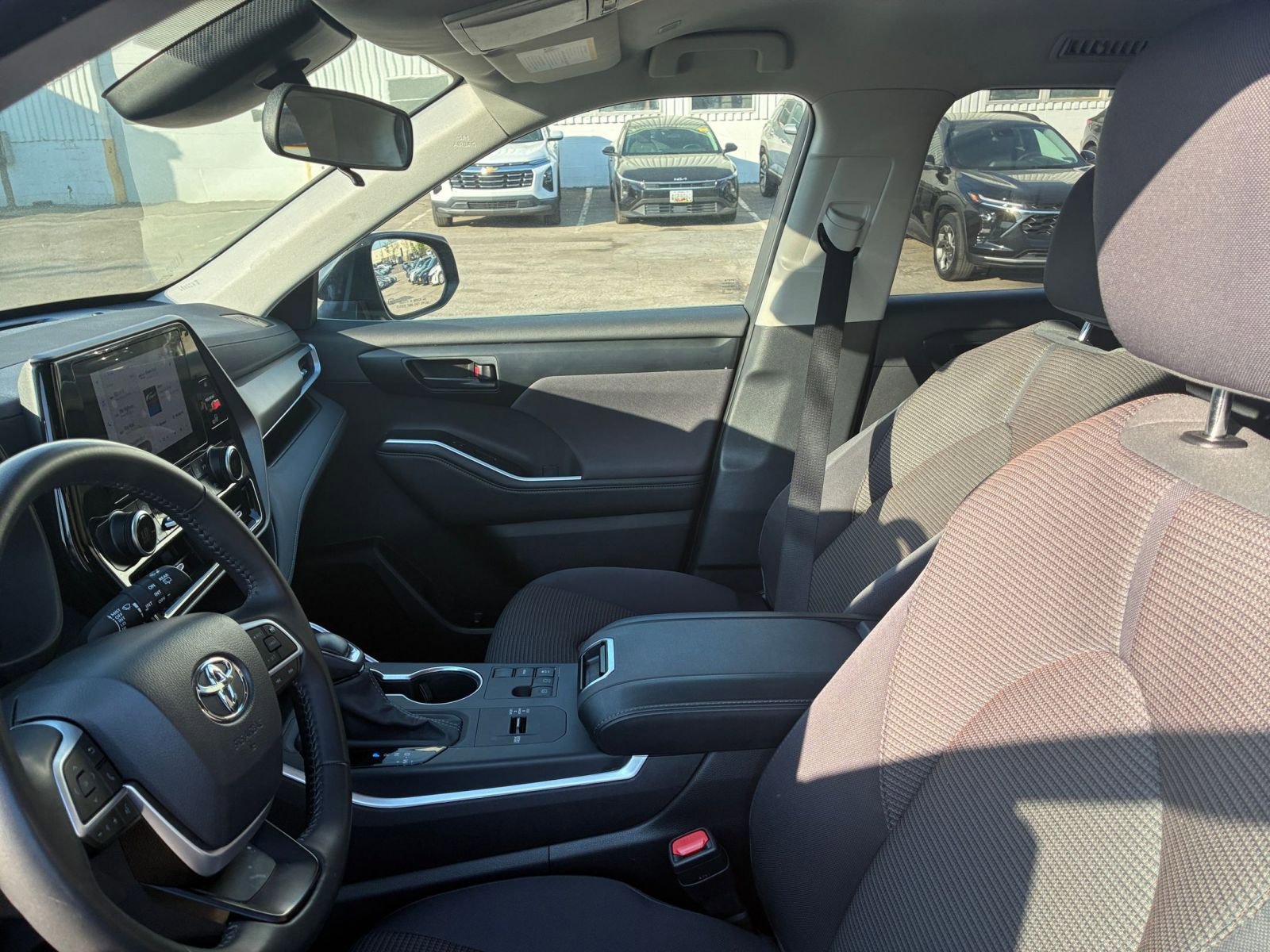 Thumbnail: 2025 Toyota Highlander - 28