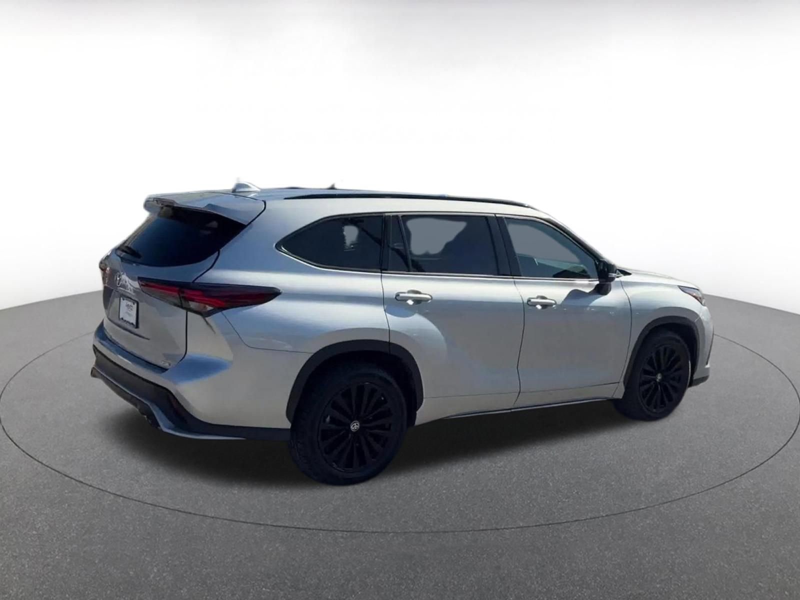 Thumbnail: 2024 Toyota Highlander - 15