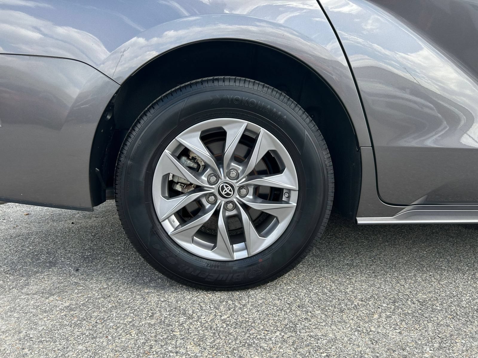 Thumbnail: 2023 Toyota Sienna - 24