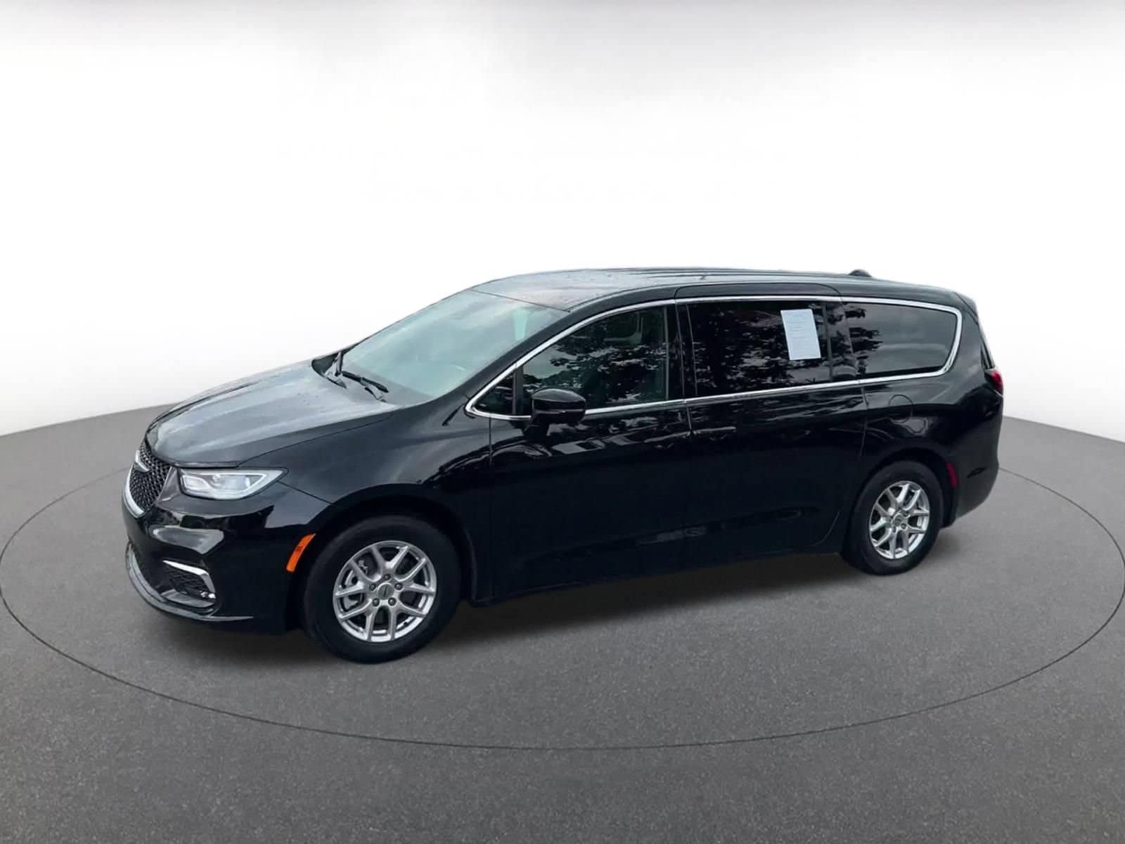 Thumbnail: 2025 Chrysler Pacifica - 6
