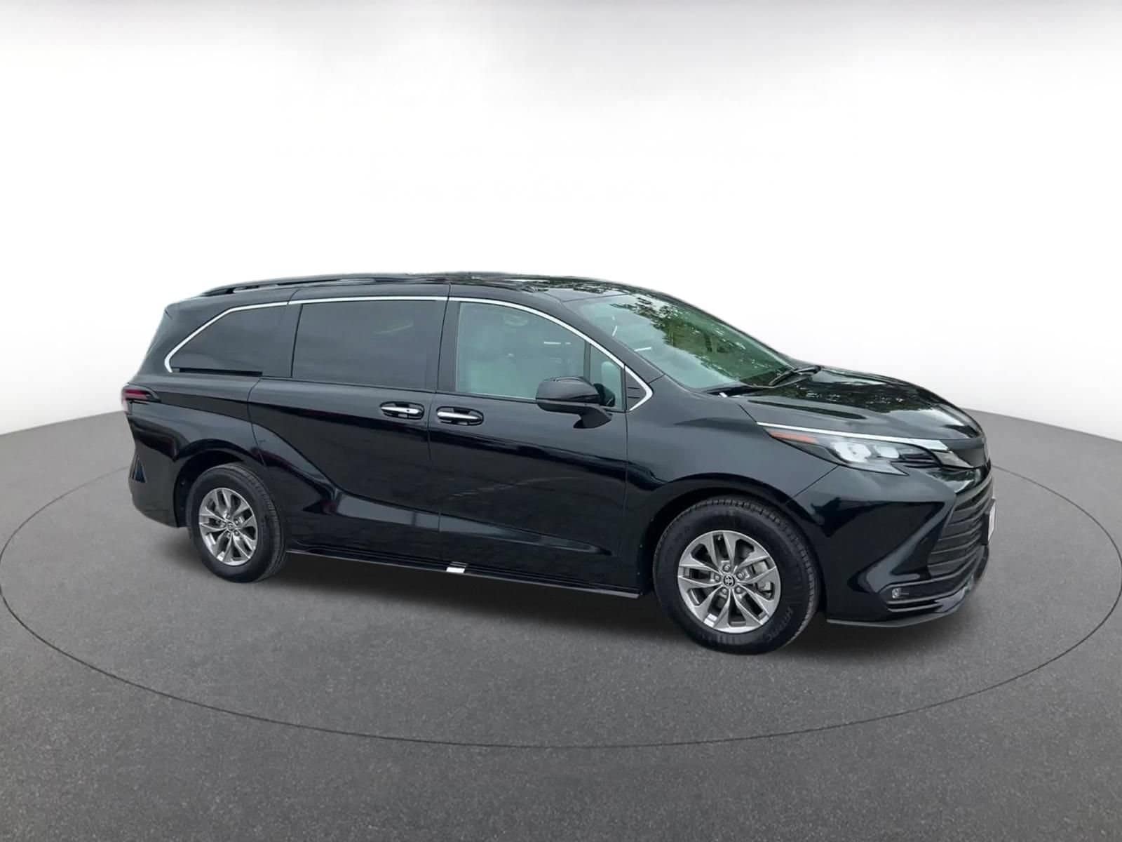 Thumbnail: 2025 Toyota Sienna - 2