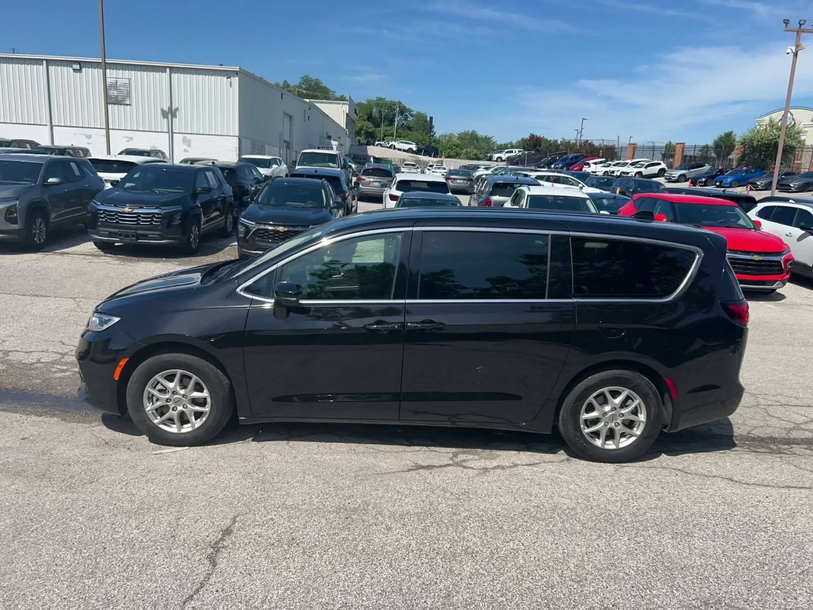Thumbnail: 2025 Chrysler Pacifica - 8