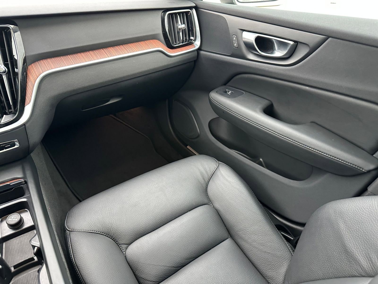 Thumbnail: 2025 Volvo S60 - 34