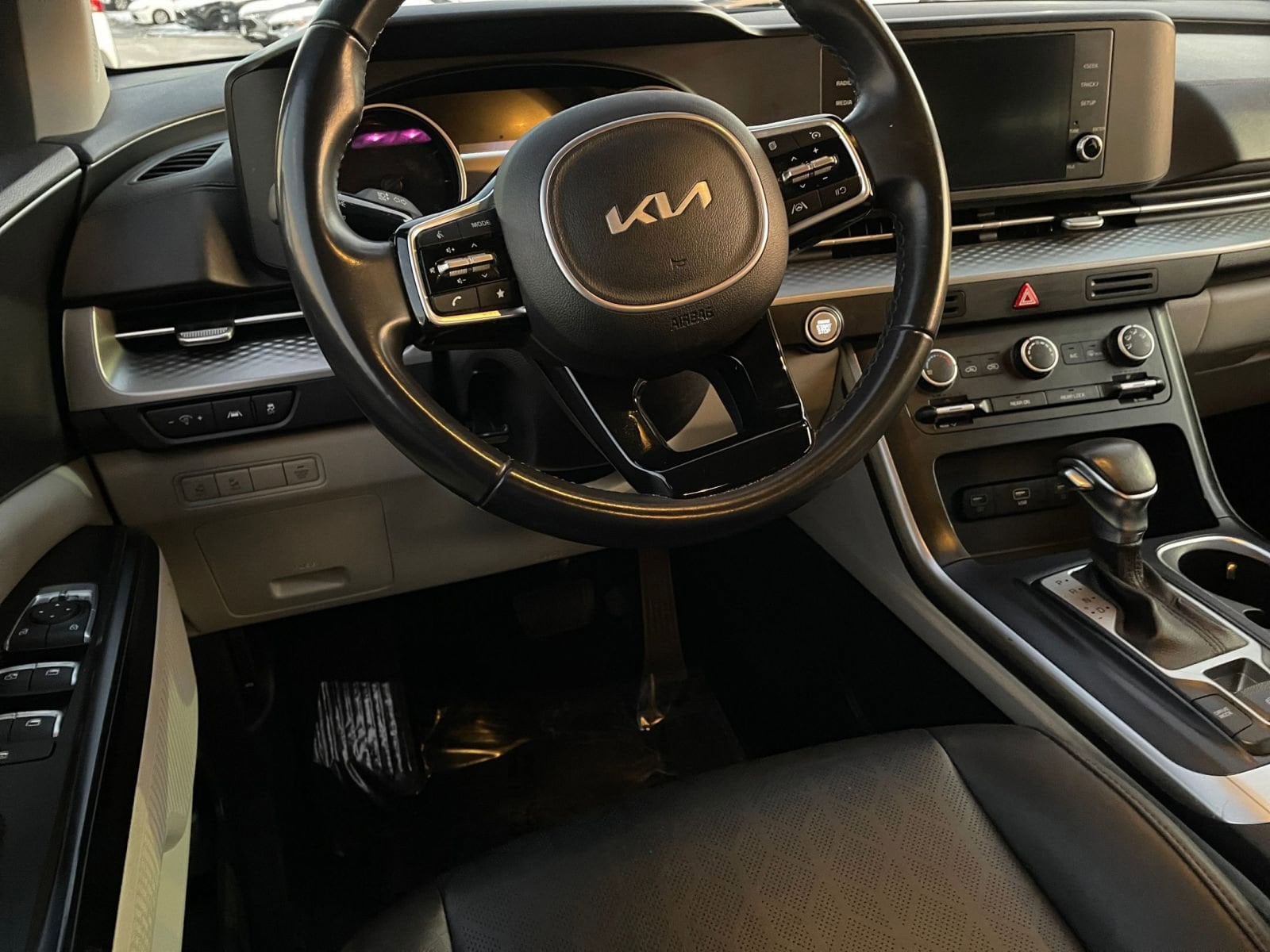 Thumbnail: 2023 Kia Carnival - 34