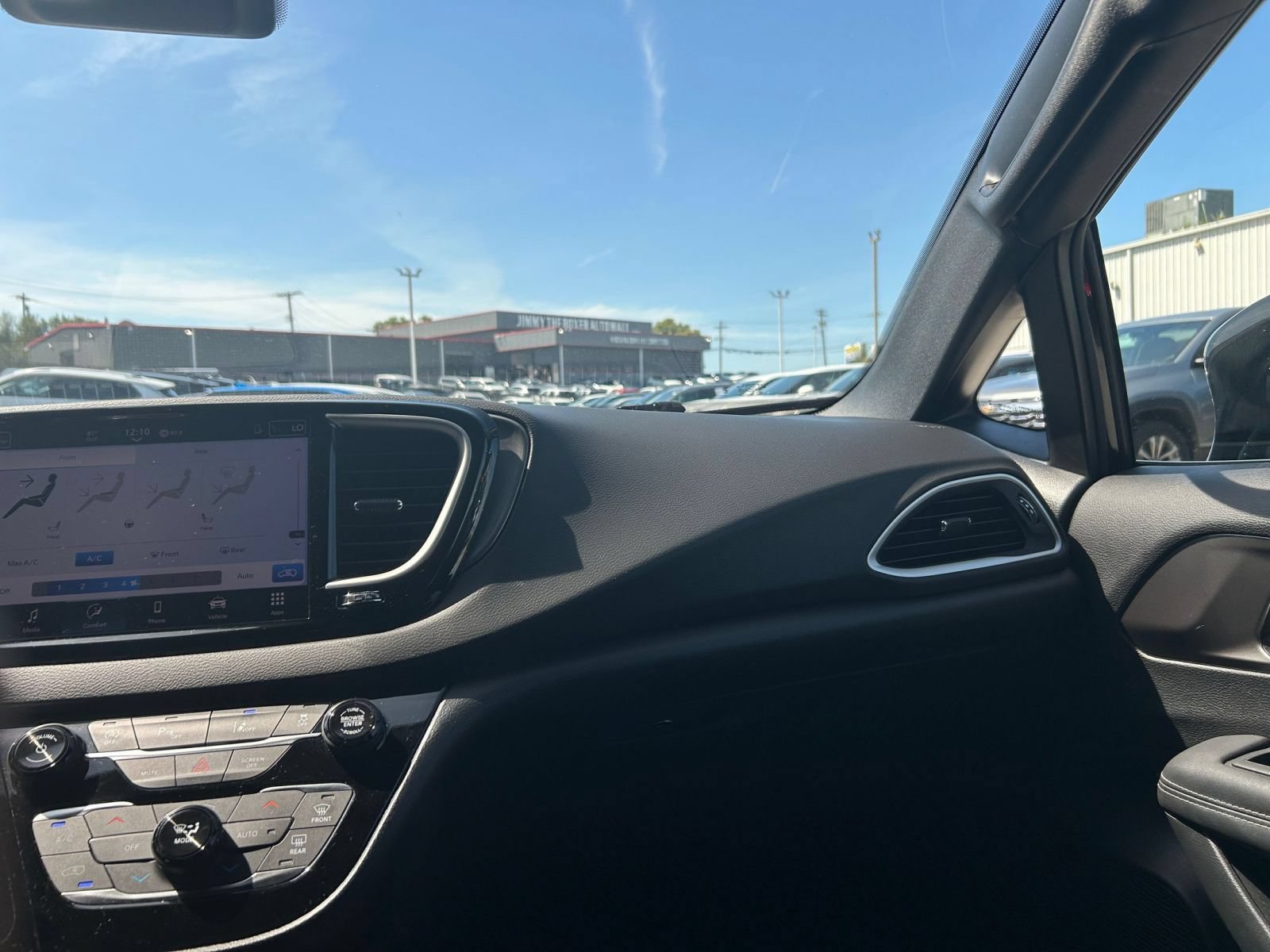 Thumbnail: 2025 Chrysler Pacifica - 32