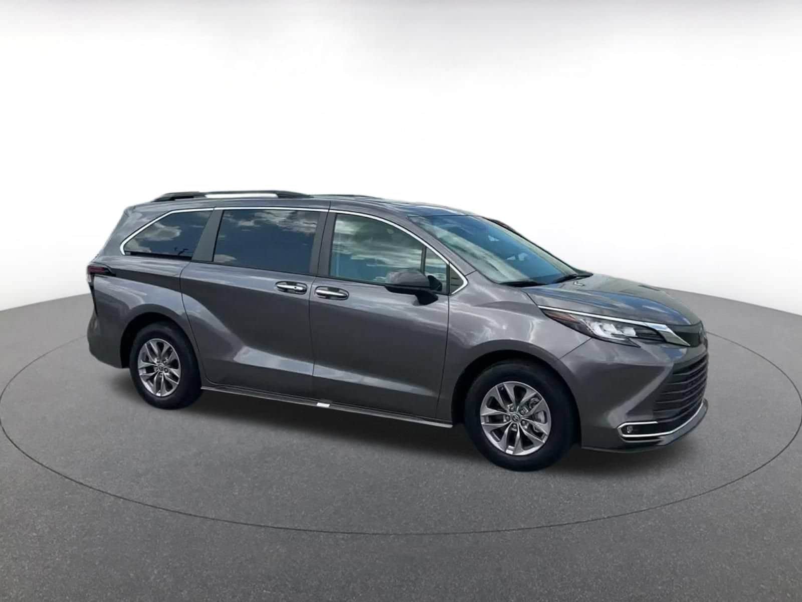Thumbnail: 2023 Toyota Sienna - 2