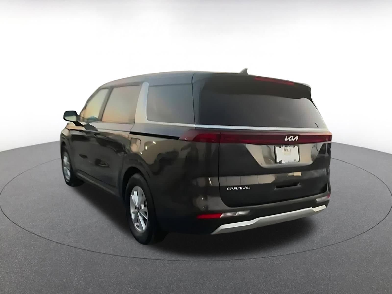 Thumbnail: 2023 Kia Carnival - 10