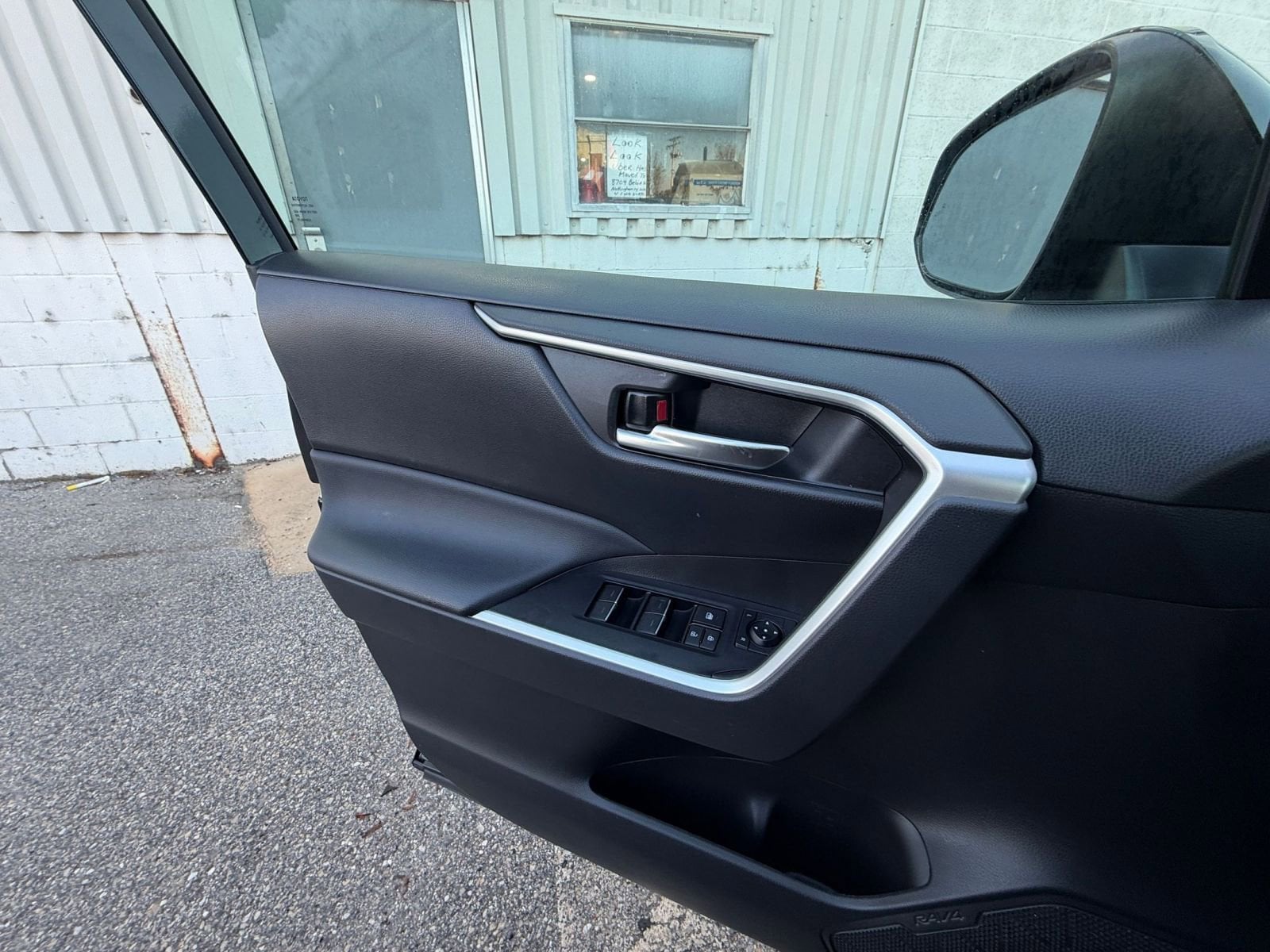 Thumbnail: 2025 Toyota RAV4 - 18