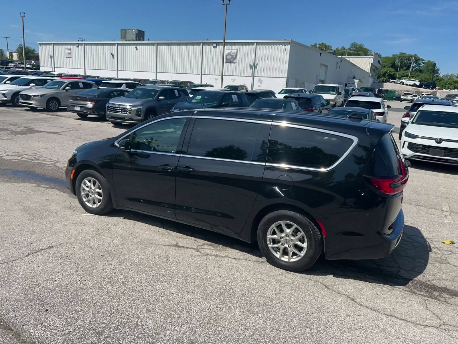 Thumbnail: 2025 Chrysler Pacifica - 9