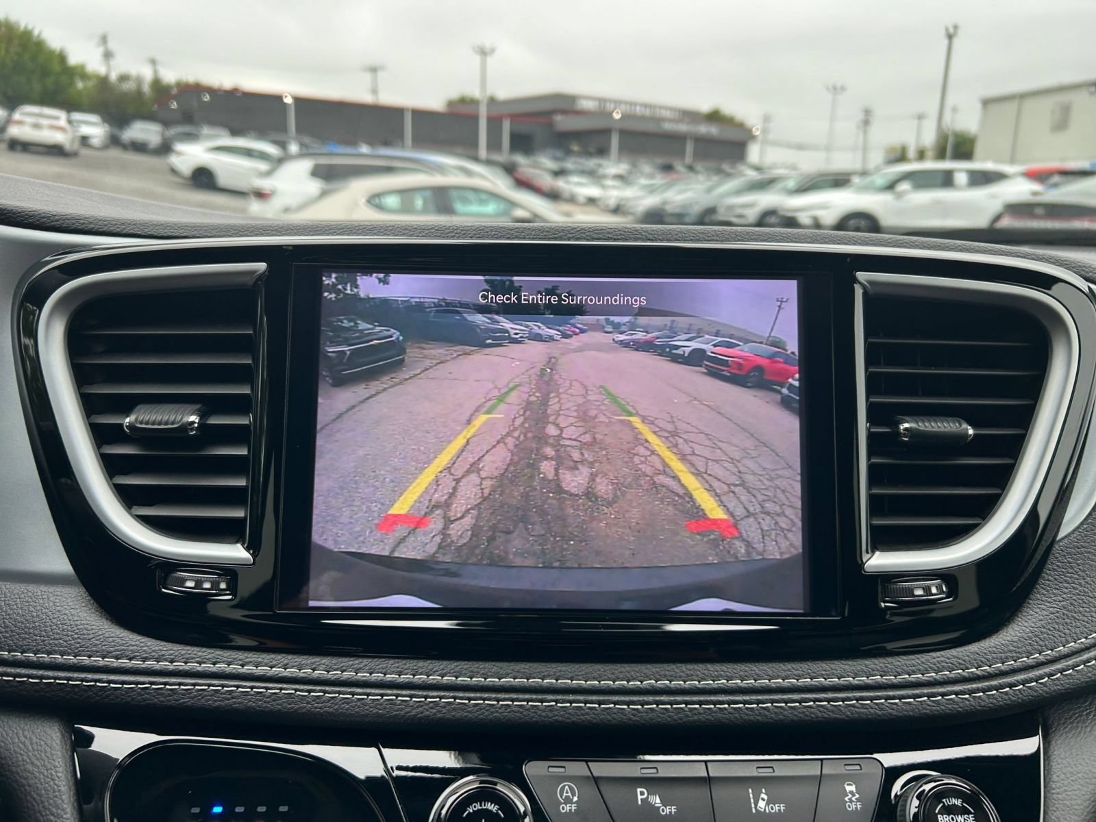 Thumbnail: 2025 Chrysler Pacifica - 18