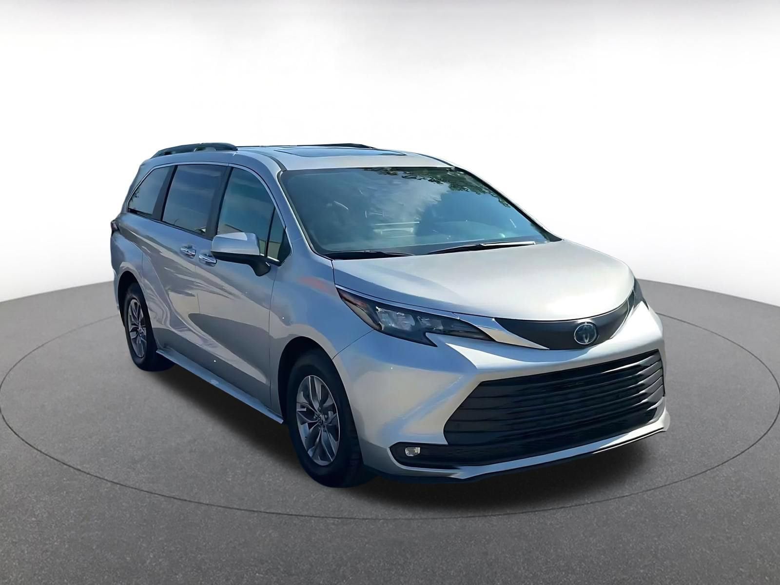 Thumbnail: 2025 Toyota Sienna - 3