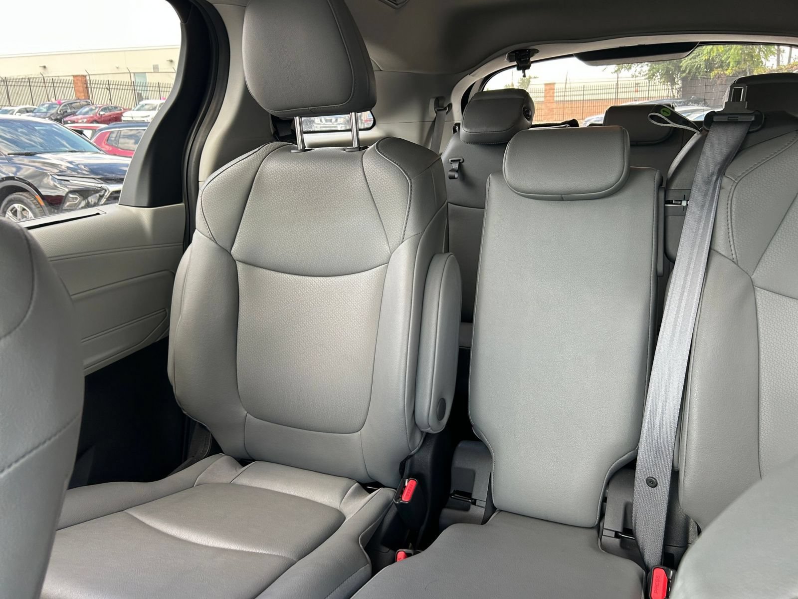 Thumbnail: 2023 Toyota Sienna - 33
