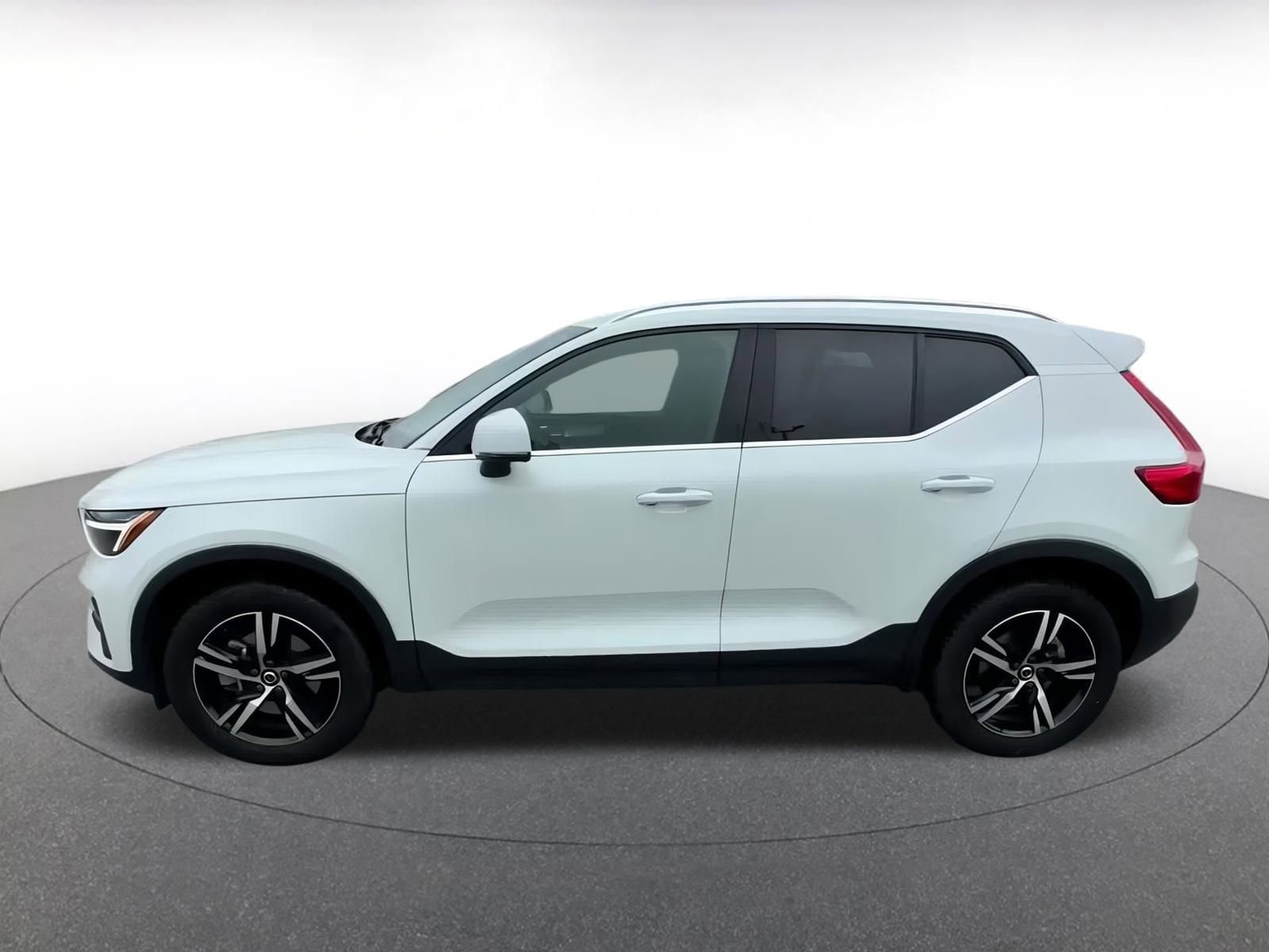 Thumbnail: 2024 Volvo XC40 - 9