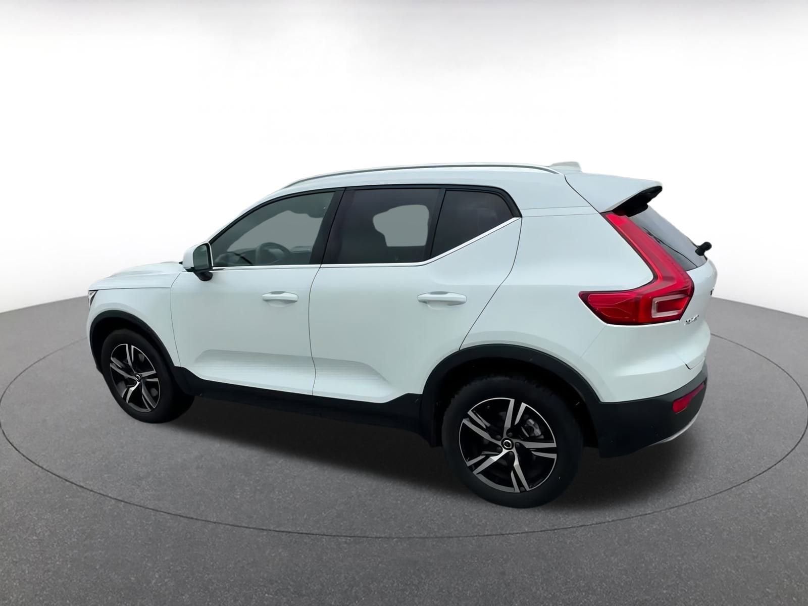 Thumbnail: 2024 Volvo XC40 - 10