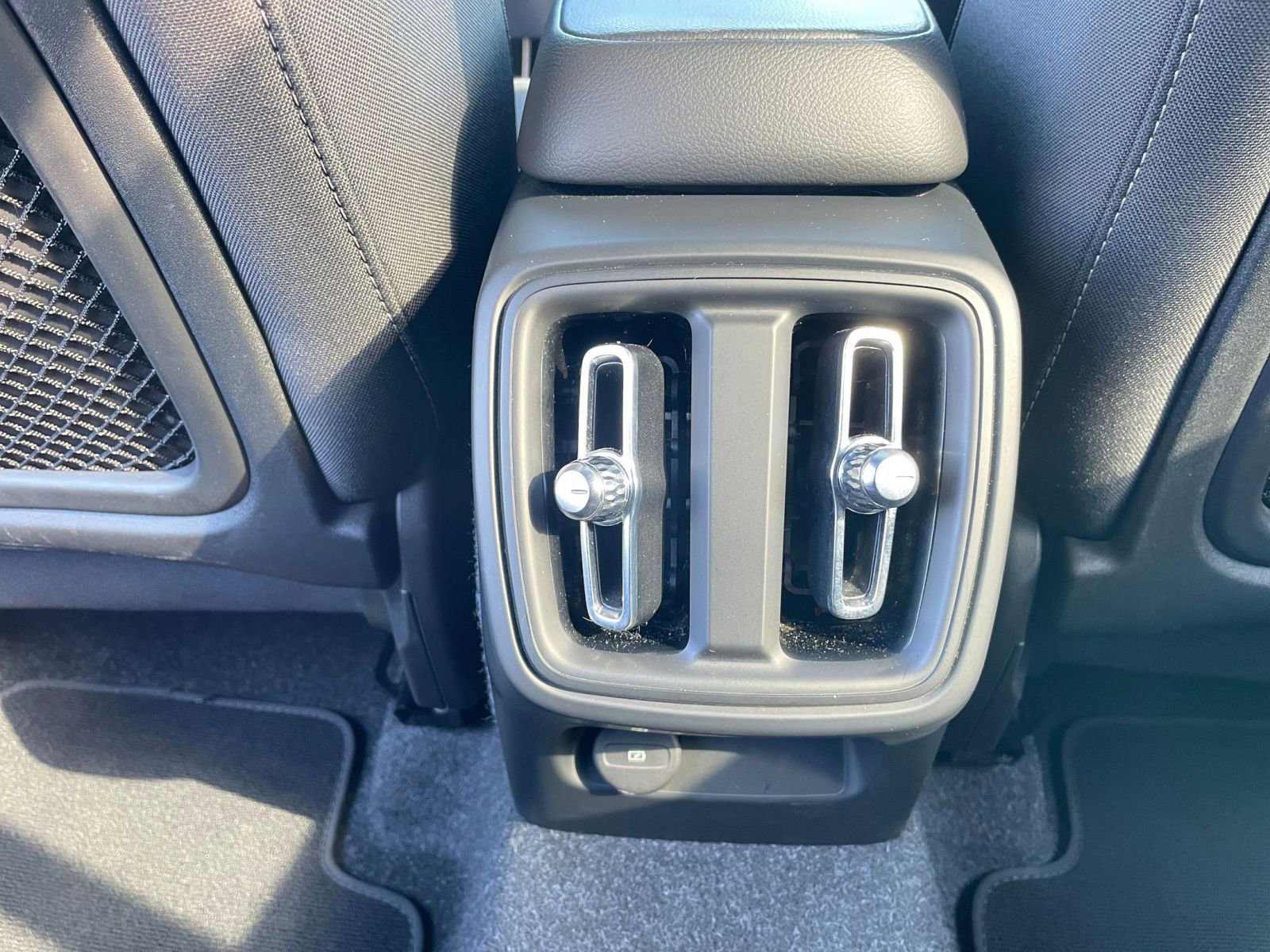 Thumbnail: 2024 Volvo XC40 - 24