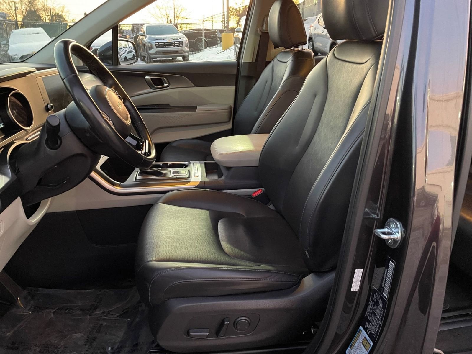 Thumbnail: 2023 Kia Carnival - 27