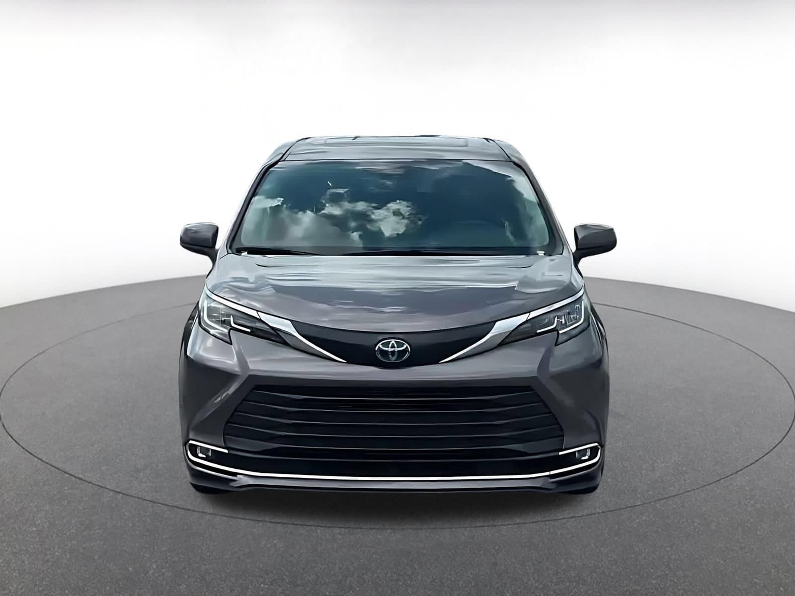 Thumbnail: 2023 Toyota Sienna - 4