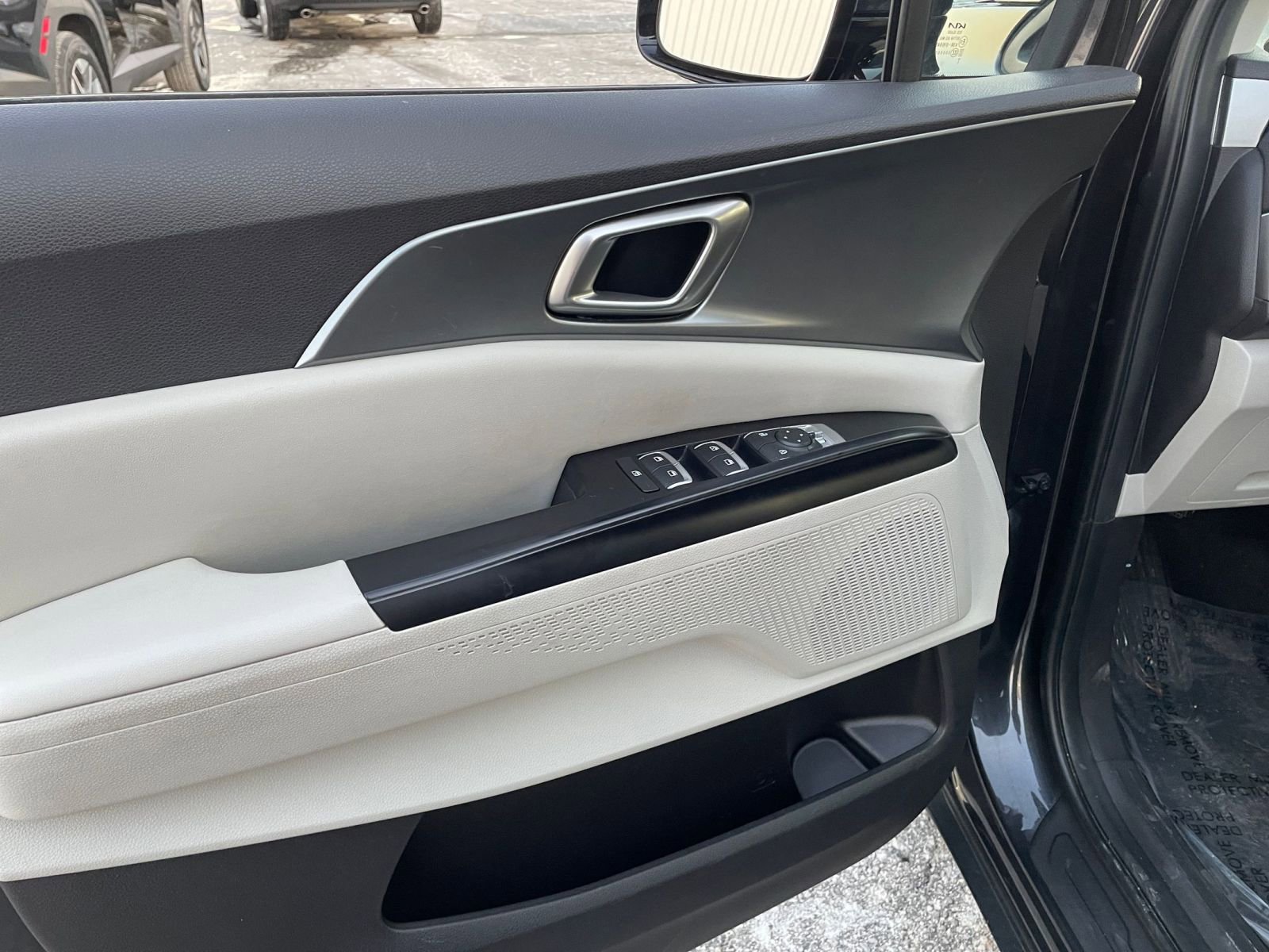 Thumbnail: 2023 Kia Carnival - 21