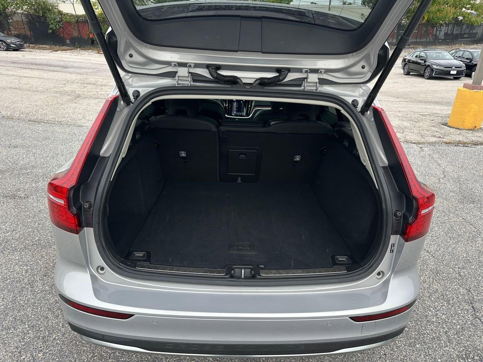 Thumbnail: 2025 Volvo S60 - 30