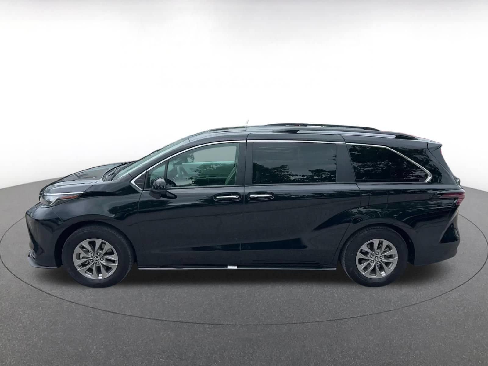 Thumbnail: 2025 Toyota Sienna - 8