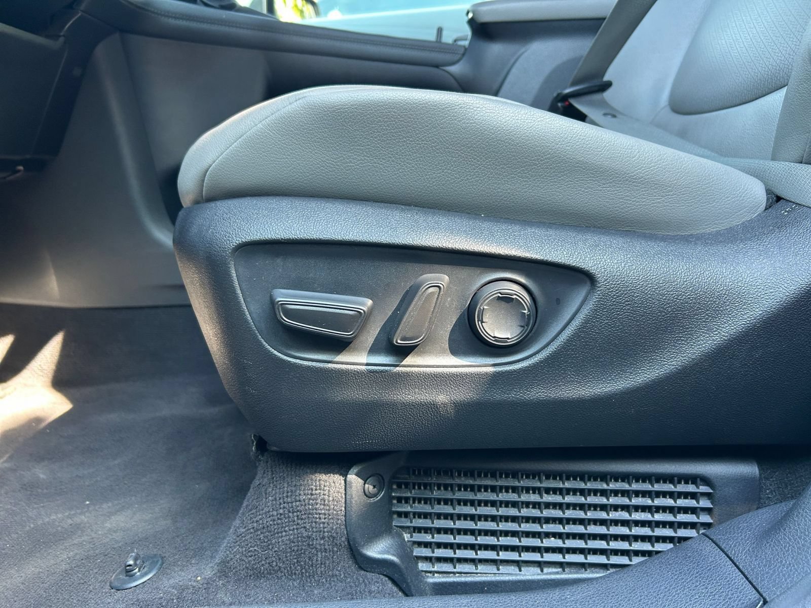 Thumbnail: 2025 Toyota Sienna - 19