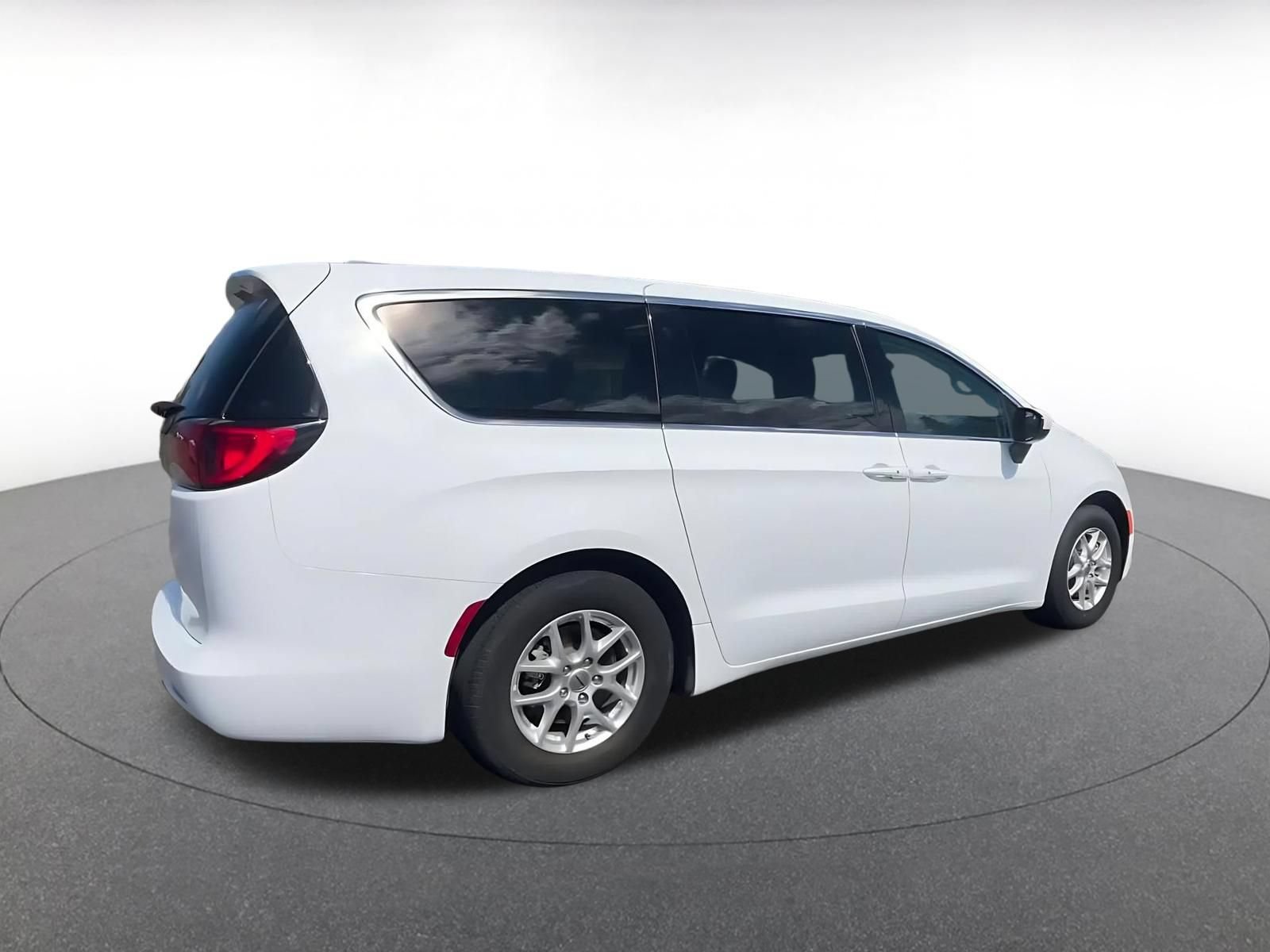 Thumbnail: 2023 Chrysler Voyager - 14