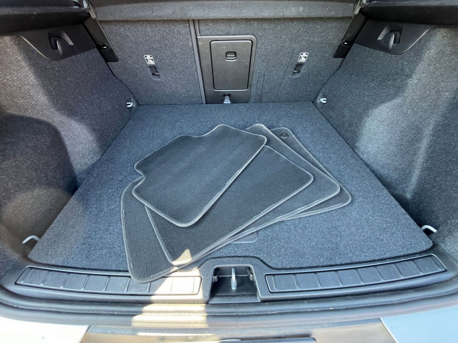 Thumbnail: 2024 Volvo XC40 - 31