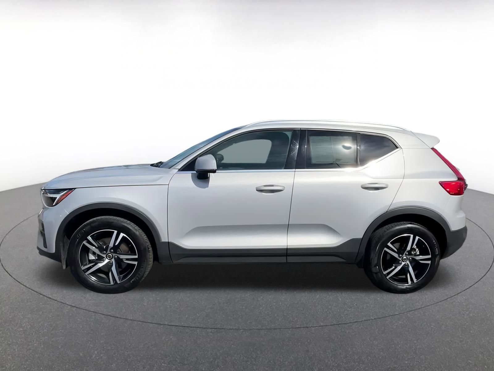 Thumbnail: 2024 Volvo XC40 - 9