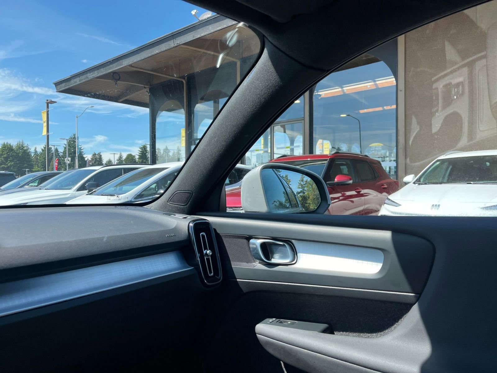 Thumbnail: 2024 Volvo XC40 - 35