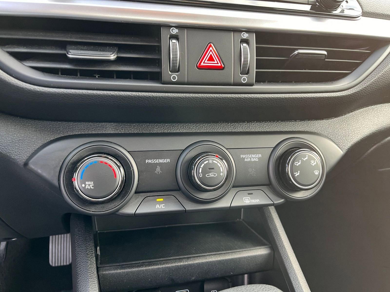 Thumbnail: 2024 Kia Forte - 24